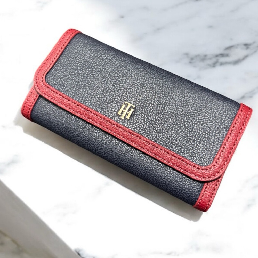 TOMMY HILFIGER
Women's monogram wallet
